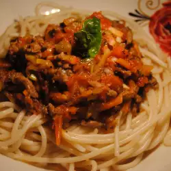 Спагети с пиле и кайма
