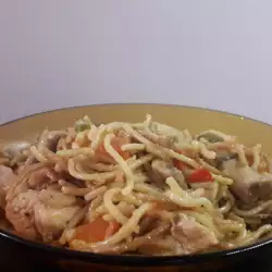 Спагети по китайски с пиле и зеленчуци