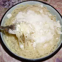 Спагети със захар и сирене