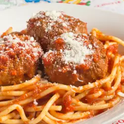 Спагети с кюфтенца и доматено пюре