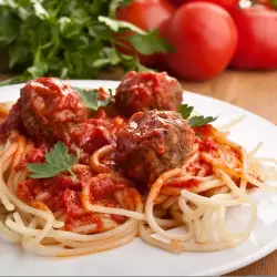 Спагети с кюфтенца и пармезан