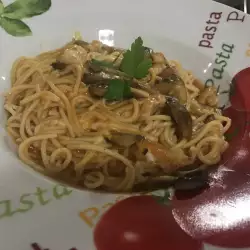 Спагети с гъби и доматено пюре