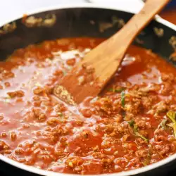 Сос за спагети с доматено пюре