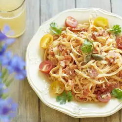 Спагети с шунка и чери домати