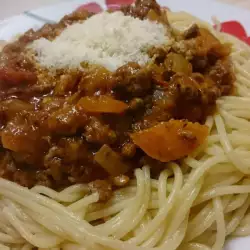 Спагети с доматен сос и пармезан