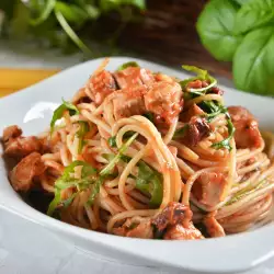 Италиански сос за спагети с домати, пиле и босилек