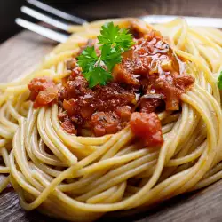 Спагети с доматен сос и свинско