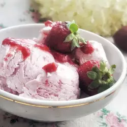 Сметанов сладолед с ягоди