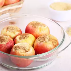 Печени ябълки с прясно мляко
