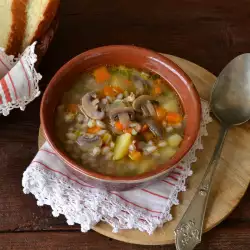 Селска гъбена супа с жито