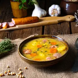 Домашна супа от грах с наденица