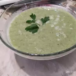 Студена здравословна супа от краставица и авокадо