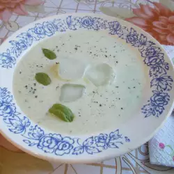 Супа от краставици и босилек