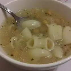 Макаронена супа и лук