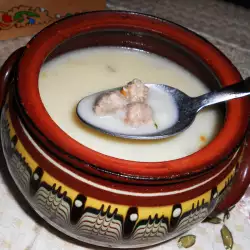 Супа топчета с телешки бульон