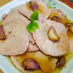 Подлучени свински филенца с винен сос