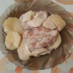 Свински карета с картофи и топено сирене