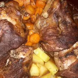 Свински крачета в гювеч с картофи и моркови