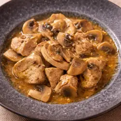 Медальони от свинско бонфиле с гъбен сос