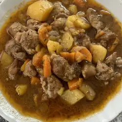 Свински врат с картофи и моркови