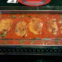 Свински пържоли със сос и домати