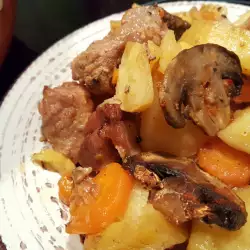 Свинско с червени картофи и гъби в гювеч