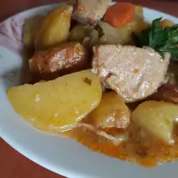 Картофи с месо и моркови