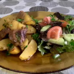 Свинско с картофи и свежа салата