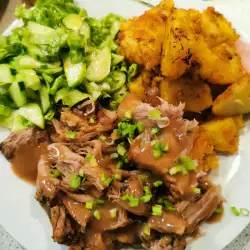 Свинско печено с картофи соте и зелена салата