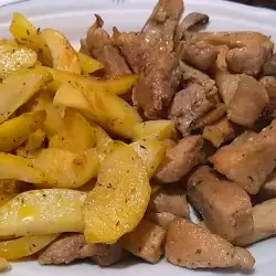 Пържени късчета свинско с гъби и пресни картофи