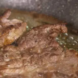 Свински пържоли със сос и риган