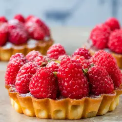 Мини тарталети с малини и шамфъстък