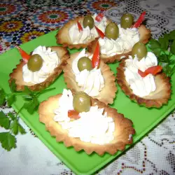 Солени тарталетки с крема сирене и маслини
