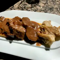 Телешки бузи с гъби и винен сос