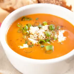Студена супа от доматен сок и извара