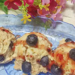 Бисквитена торта с боровинки на топки