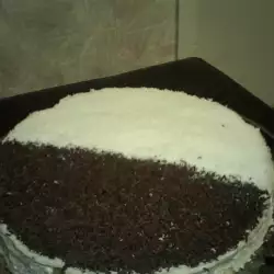 Торта с бисквити, сметана и течен шоколад