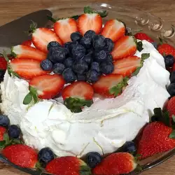 Торта павлова с ягоди