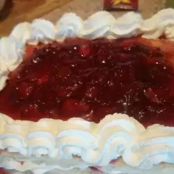 Пухкава торта със сметана и ягоди