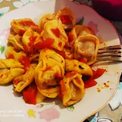 Тортелини със сушени домати и сос от печена чушка