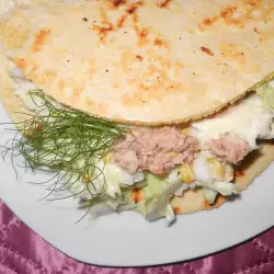 Тортиля с риба тон и салата