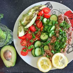 Редена салата с риба тон и авокадо