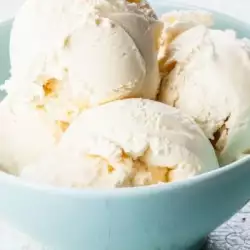Сметанов сладолед с бял шоколад