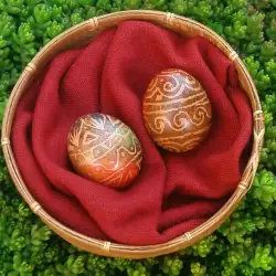 Традиционни Великденски яйца изрисувани с восък