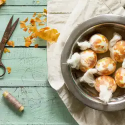 Великденски яйца с люспи от лук - красиви шарки без химия