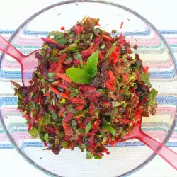 Витаминозна салата със спанак, цвекло и тиква