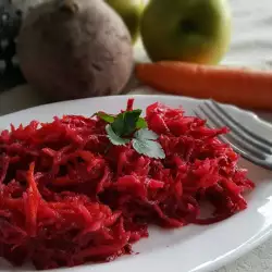 Витаминозна салата от цвекло, моркови и ябълки