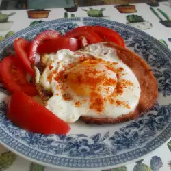 Вкусна закуска с колбас и яйца