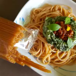 Здравословни пълнозърнести спагети със сушени домати и спанак