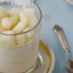 Десерт с ябълки и цедено мляко